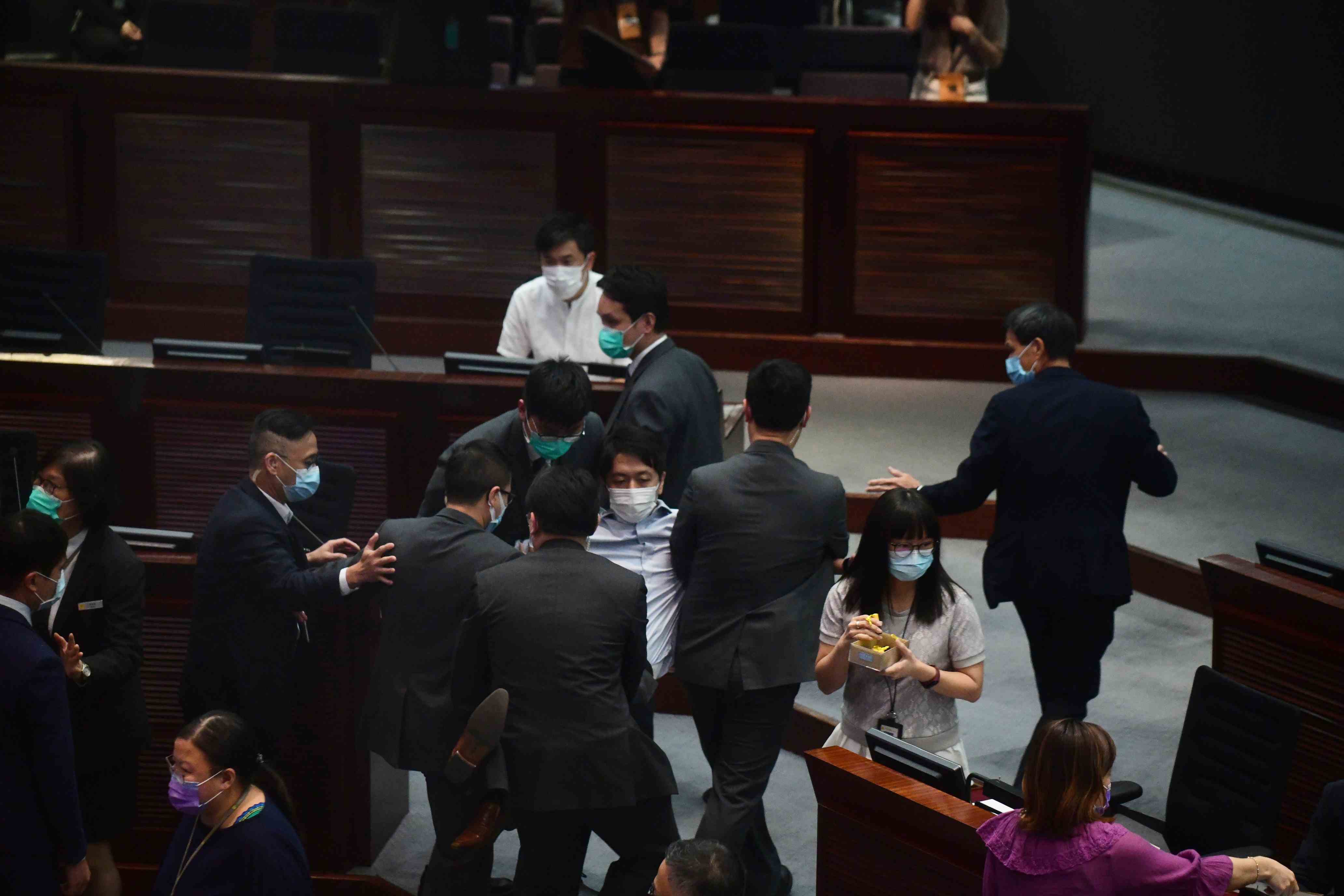 立會(huì)8委員會(huì)主席由建制派包攬  許智峯搶選票 秘書處報(bào)警