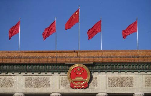 新國旗法國徽法明年實(shí)施 依法追究損害國旗國徽尊嚴(yán)行為