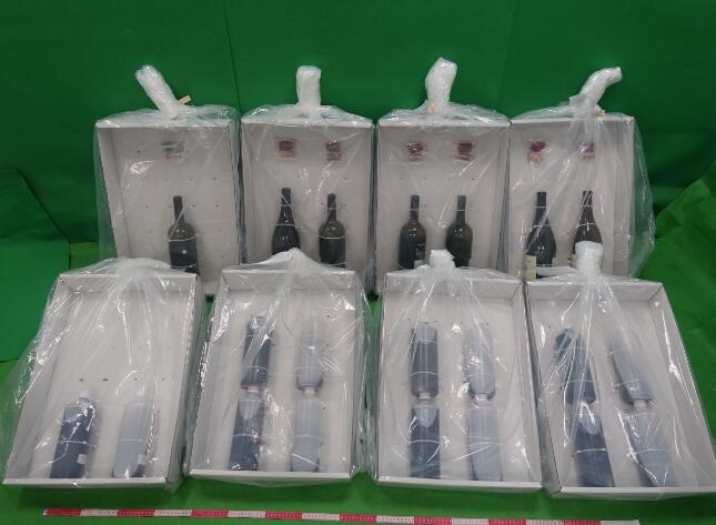 海關(guān)機場檢獲值約2千萬元液態(tài)可卡因 拘捕3名男子