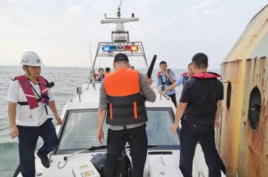 廣東海事、公安聯(lián)動執(zhí)法 打擊非法登港珠澳大橋垂釣