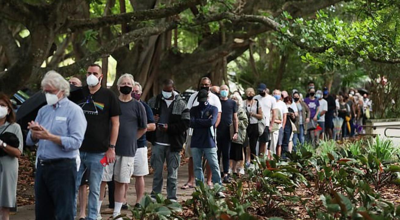 美國大選在即 佛州提前投票 選民排長隊(duì)數(shù)小時