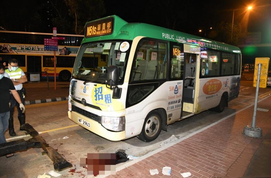 小巴溜前司機(jī)以身擋車慘被夾 熱心途人登車救人