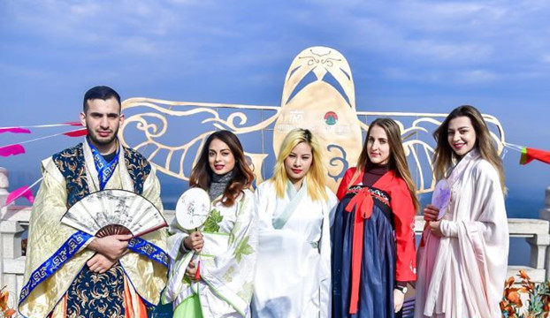 江蘇南京：重陽節(jié)千人著漢服「穿越千年」登高祈福