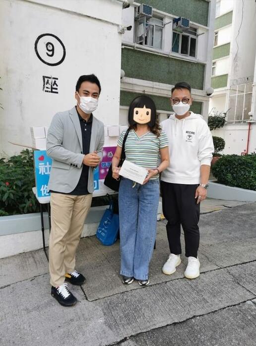 郭偉強(qiáng)王詩展赴鰂魚涌南豐新邨9座派發(fā)口罩