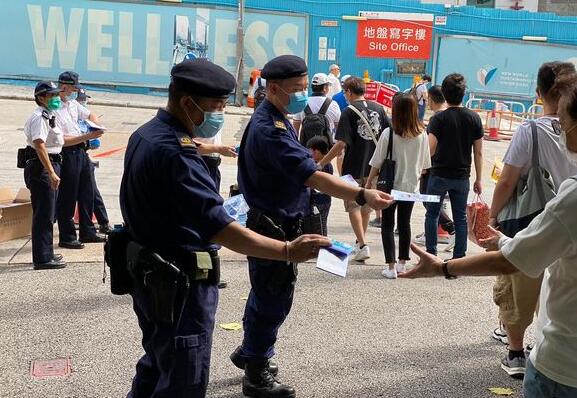 長(zhǎng)沙灣分區(qū)警方聯(lián)同特務(wù)警察派發(fā)傳單及防疫包