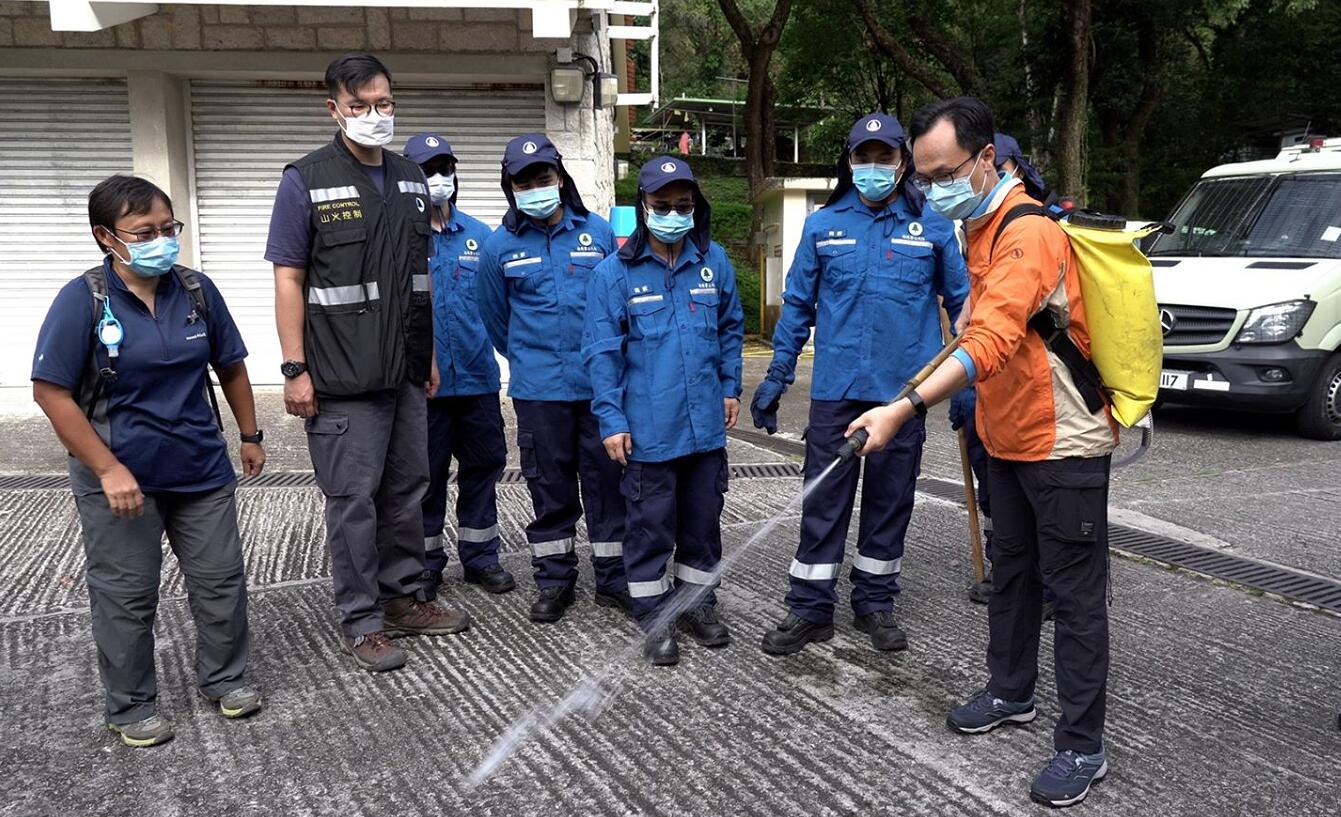 有片丨聶德權(quán)為「打火隊(duì)」打氣 試背水袋感覺千斤重