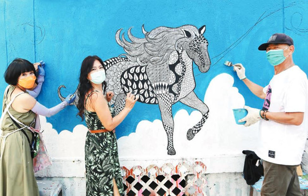 藍(lán)地手繪壁畫為港人打氣
