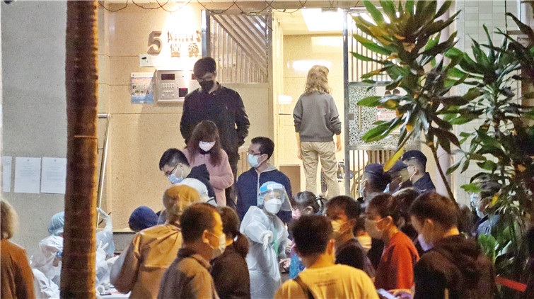 本地個案續(xù)增 送檢人數(shù)急升 密接檢疫期縮至14天