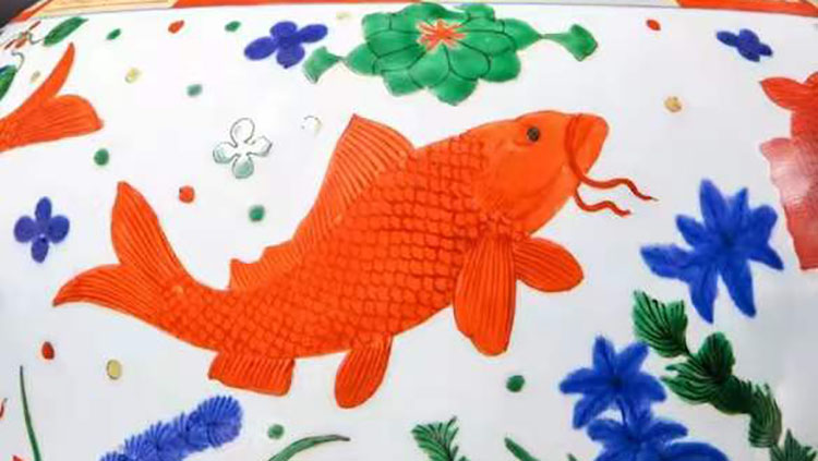 修學(xué)好古 實事求是——「紅色官窯」五彩魚藻紋大罐賞析與探討