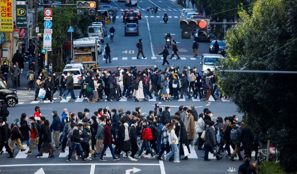 東京增7377例創(chuàng)新高 日本擬對東京都及12縣追加防疫措施 