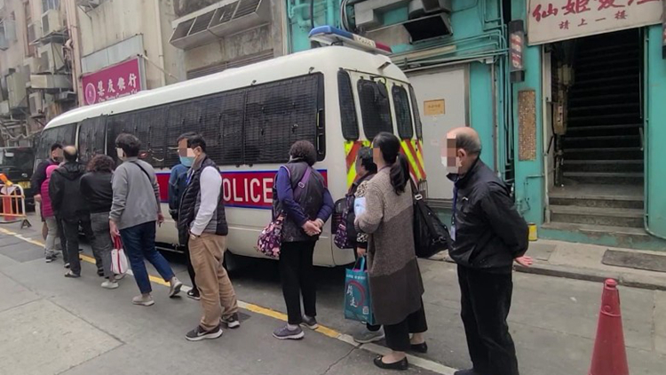 警方聯(lián)同食環(huán)署西區(qū)打擊違限聚令行動(dòng) 拘捕13人