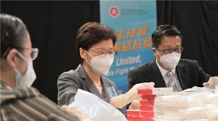 萬人逾百地點參與包裝防疫包 林鄭落區(qū)為義工打氣