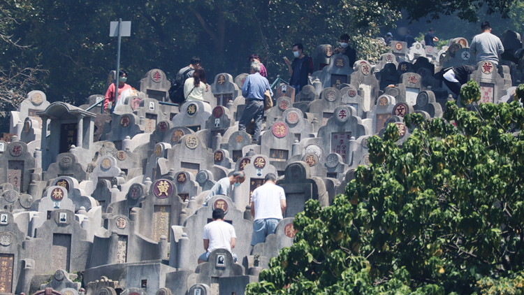 本港兩年五波疫情已有8349人離世  林鄭對(duì)疫歿者深表哀悼