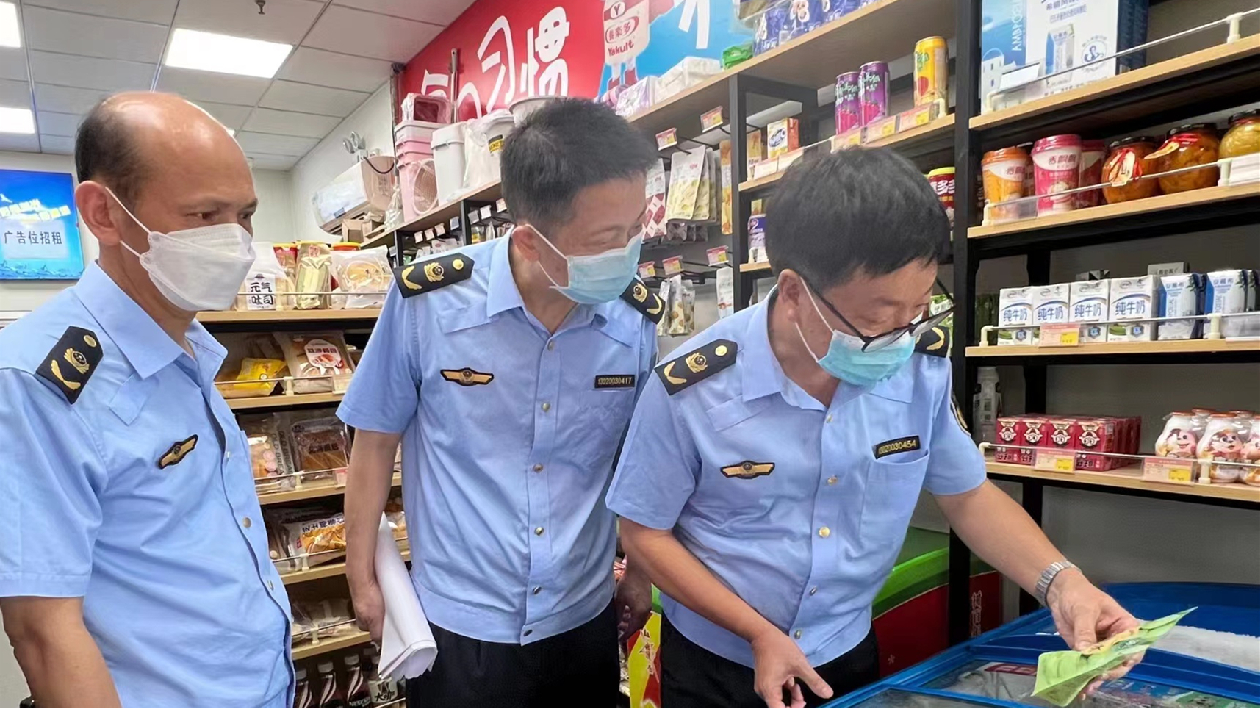 「雪糕刺客」冰櫃「潛伏」 廈門湖里市場監(jiān)管迅速出擊