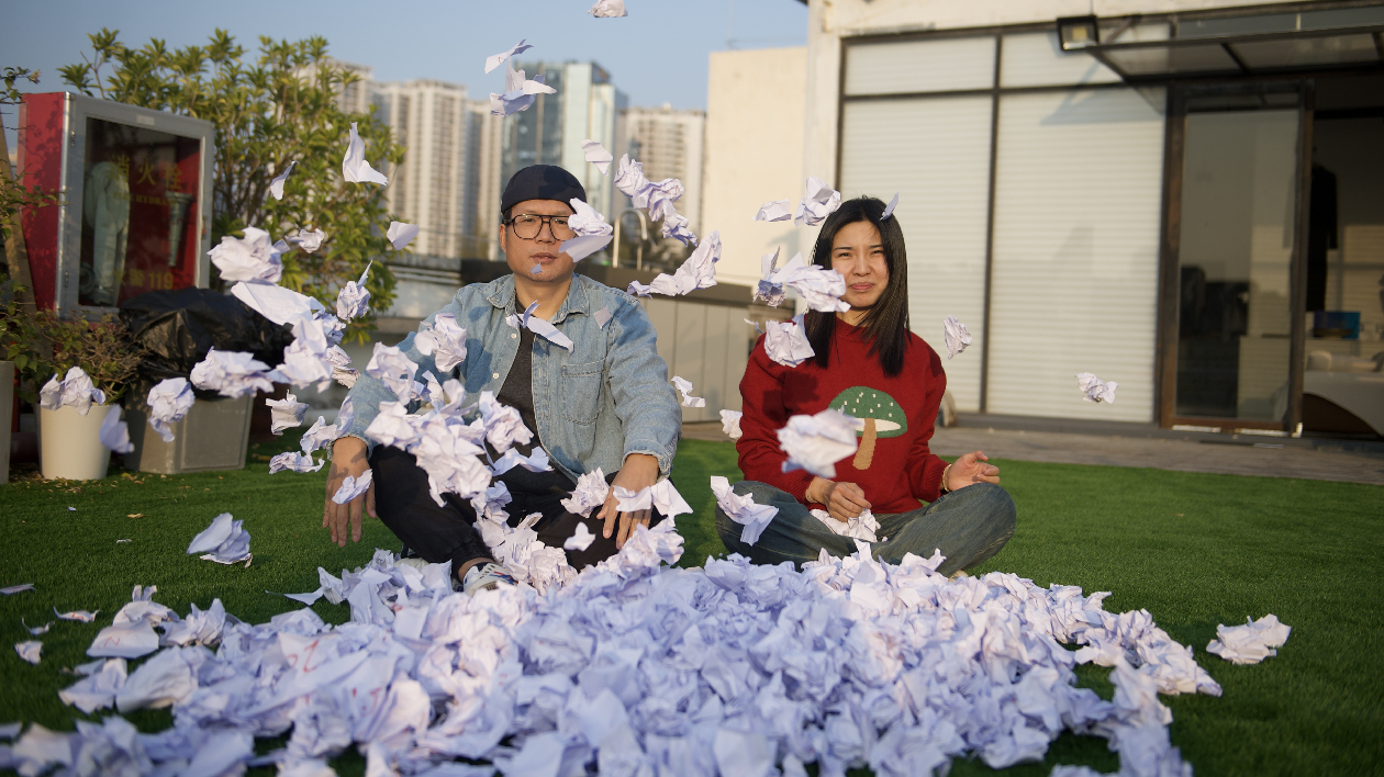 尹小龍、陳紅羽合創(chuàng)《告別2022》行為藝術(shù)