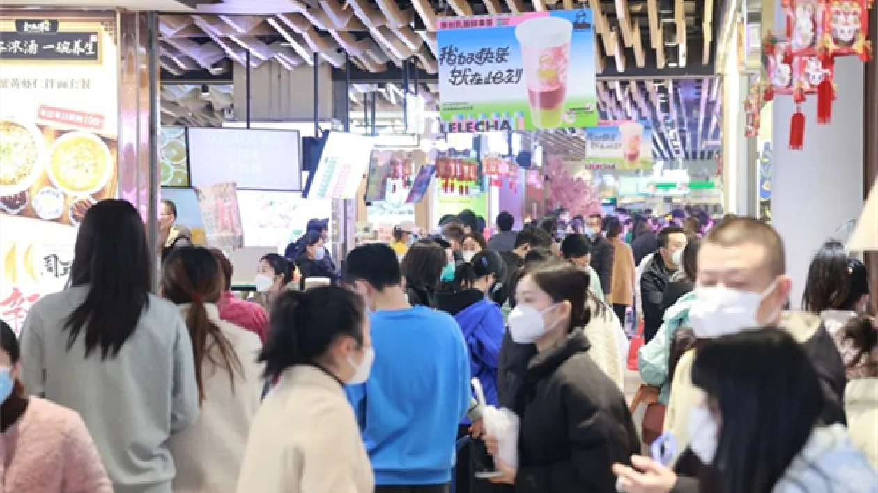 合肥蜀山：美食街人頭攢動(dòng) 消費(fèi)市場(chǎng)「開(kāi)門(mén)紅」