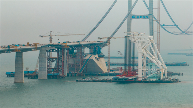 長(zhǎng)虹臥波 深中通道海上非通航孔橋全部箱梁架設(shè)完成