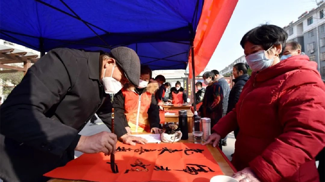安徽巢湖：寫春聯(lián)送祝福  翰墨飄香年味足