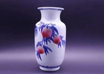 器以載道，鑄造文化強(qiáng)國(guó)之魂——50年代青花粉彩四桃瓶鑒析