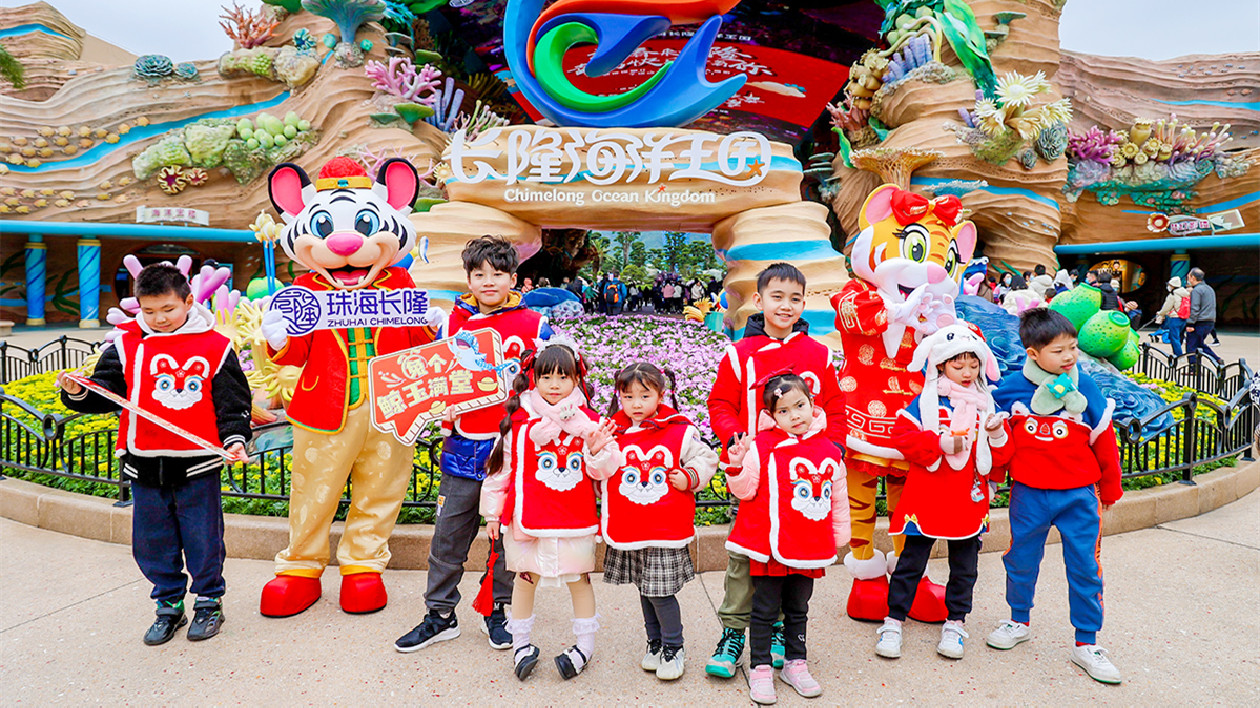 珠海長(zhǎng)隆海洋動(dòng)物天團(tuán)齊亮相迎新春  西非海牛3胎寶寶驚喜現(xiàn)身