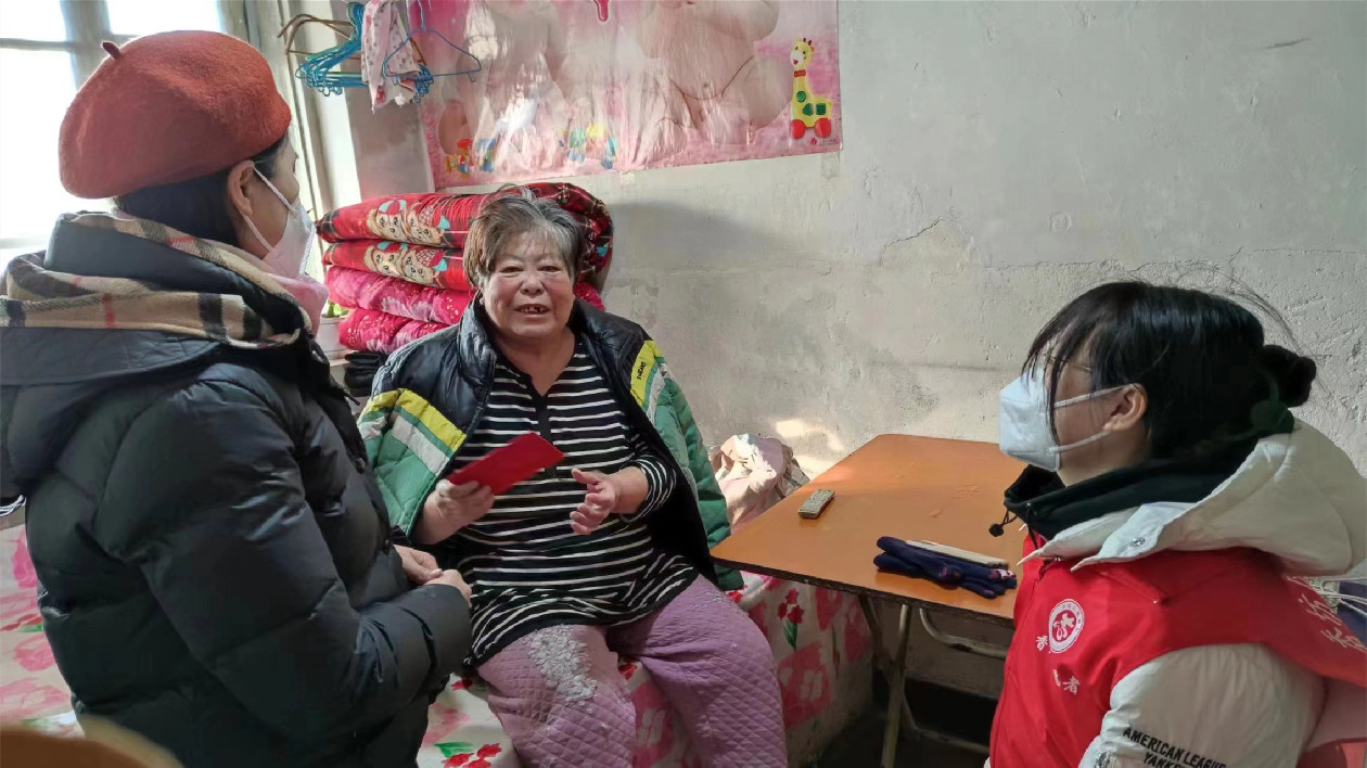 哈市香坊區(qū)新香坊街道開展春節(jié)前夕走訪慰問老黨員活動