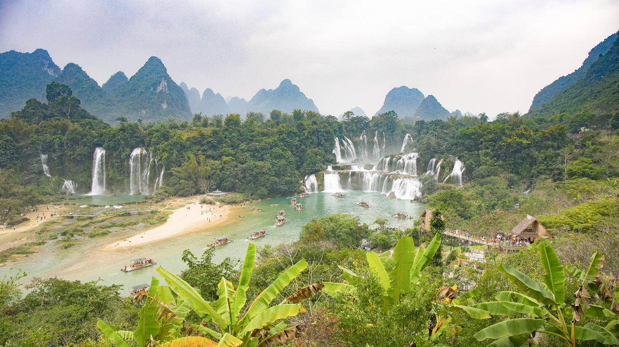 廣西德天跨國瀑布景區(qū)中越邊關(guān)風(fēng)情遊客點(diǎn)讚