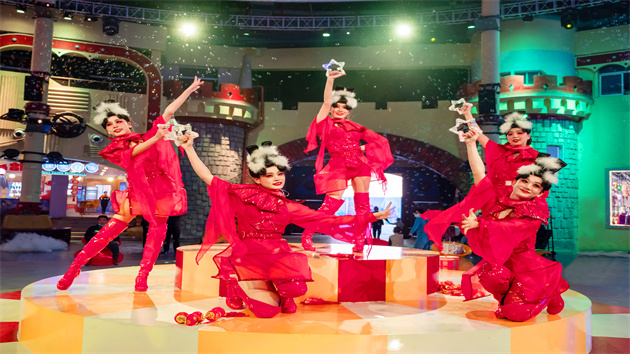深圳迎來春節(jié)旅遊熱 歡樂谷讓傳統(tǒng)年俗玩出新味