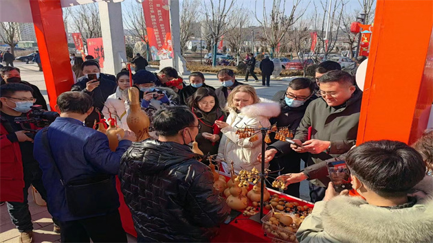 俄羅斯友人煙臺(tái)樂(lè)享元宵節(jié)