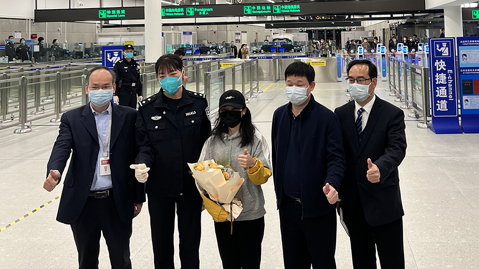 有片｜皇崗口岸恢復(fù)24小時通關(guān) 首位香港旅客零時抵深