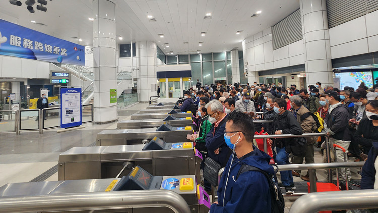 圖集丨羅湖口岸開閘 香港側(cè)大批旅客有序進入