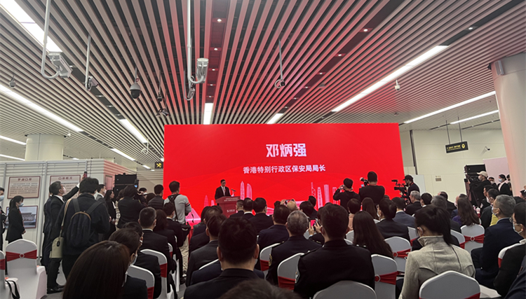 蓮塘口岸啟用旅檢服務(wù)迎來首位旅客  鄧炳強：香港已準(zhǔn)備好迎接內(nèi)地旅客