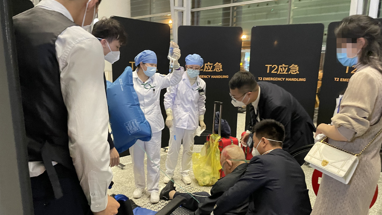 有片｜七旬老人摔倒流血喪失意識  南航員工全力協(xié)助轉(zhuǎn)危為安