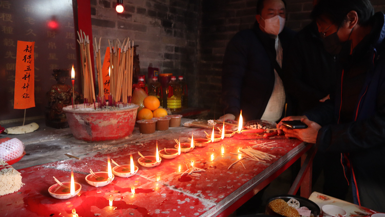 人丁日漸單薄 點(diǎn)燈傳統(tǒng)不滅