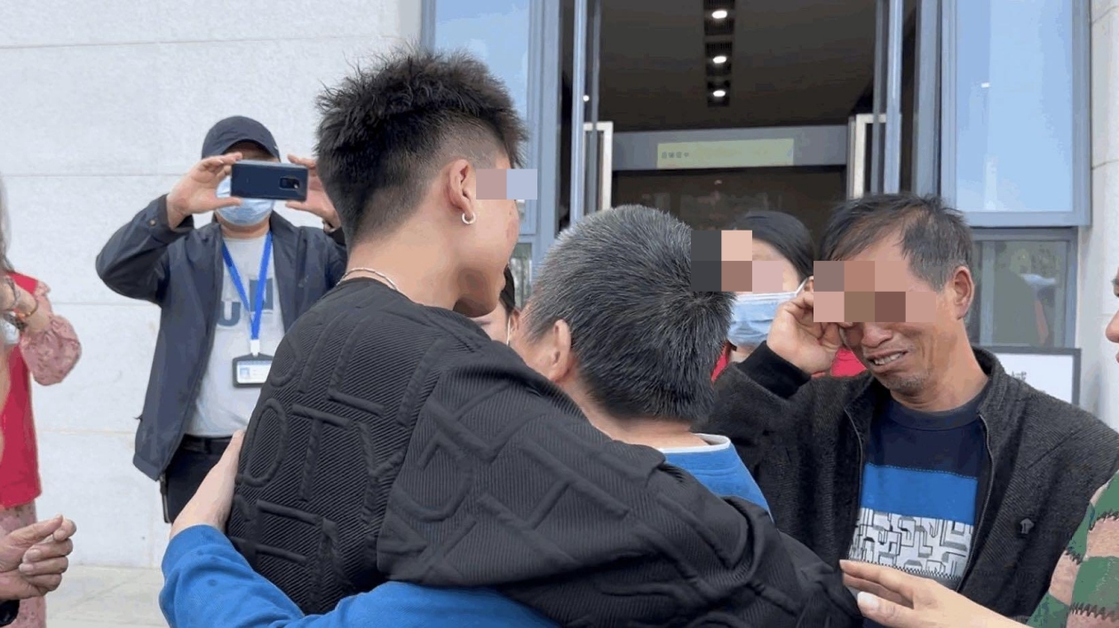 九十歲老母親從湖南趕往深圳，接領(lǐng)失散十多年的女兒