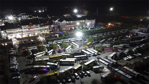 武當(dāng)山：6000餘名遊客共遊仙山