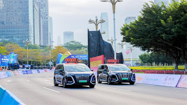 2022深圳馬拉鬆開賽，騰勢D9實力護(hù)航領(lǐng)跑全程