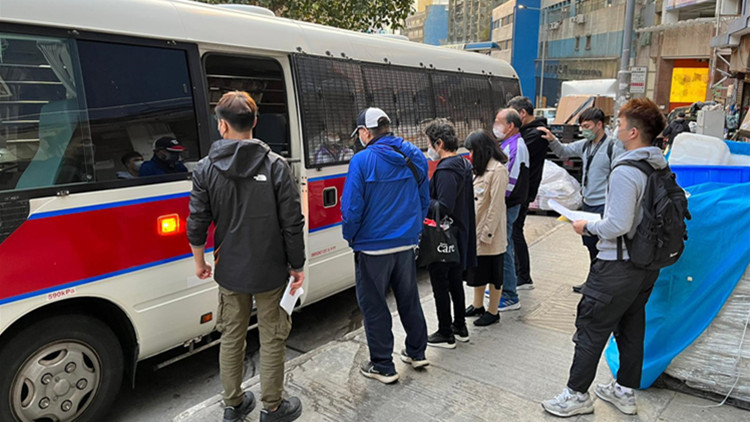 警方打擊黑幫收入來(lái)源 搗私煙倉(cāng)破賭檔拘234人