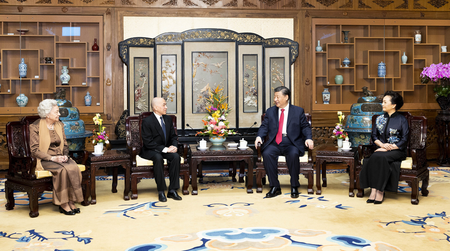 習(xí)近平夫婦會(huì)見(jiàn)柬埔寨國(guó)王西哈莫尼和太后莫尼列