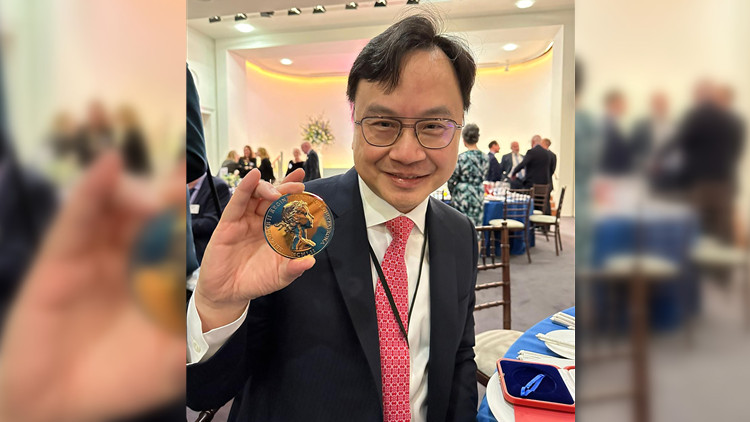 無創(chuàng)產(chǎn)前檢測(cè)之父盧煜明獲獎(jiǎng) 感謝研究團(tuán)隊(duì)同行25年