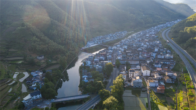 皖休寧龍?zhí)锎蝽憽稿X江源頭紅色泉魚小鎮(zhèn)」品牌