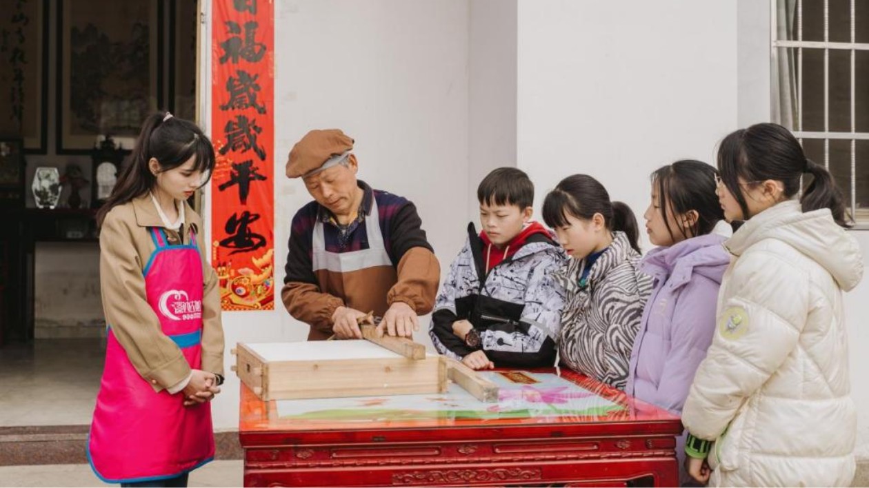 皖徽州區(qū)潛口鎮(zhèn)：非遺課堂零距離    沉浸體驗潤童心