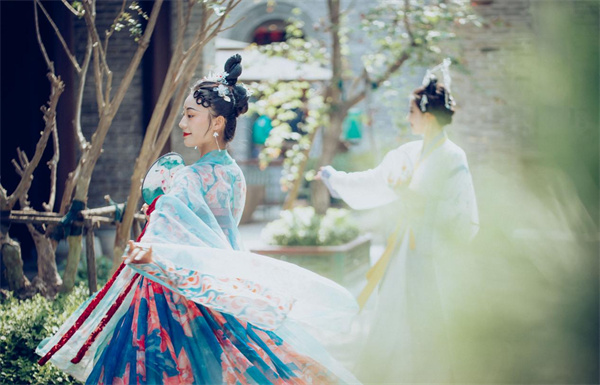 建業(yè)電影小鎮(zhèn)和只有河南·戲劇幻城打造三月專屬驚喜