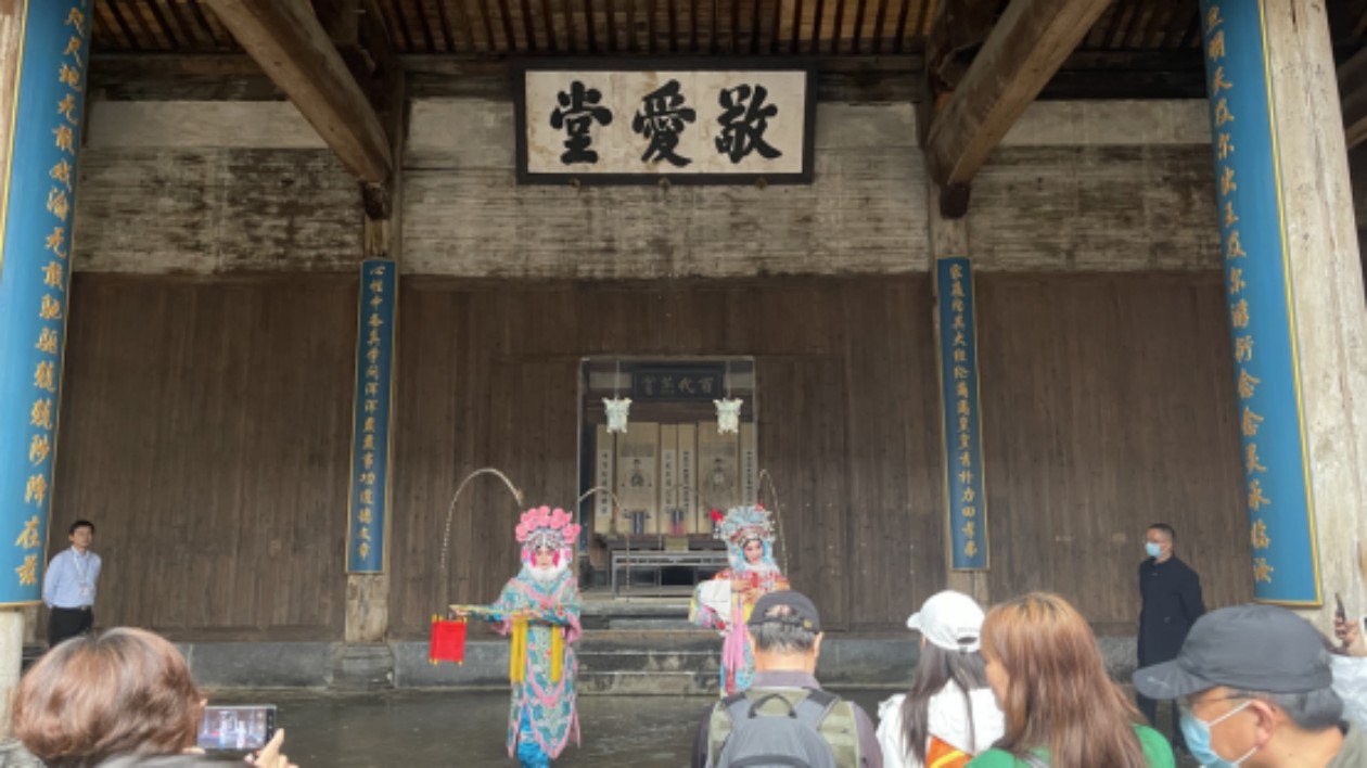 徽州傳統(tǒng)民俗吸睛 皖黟縣婦女節(jié)客如雲(yún)