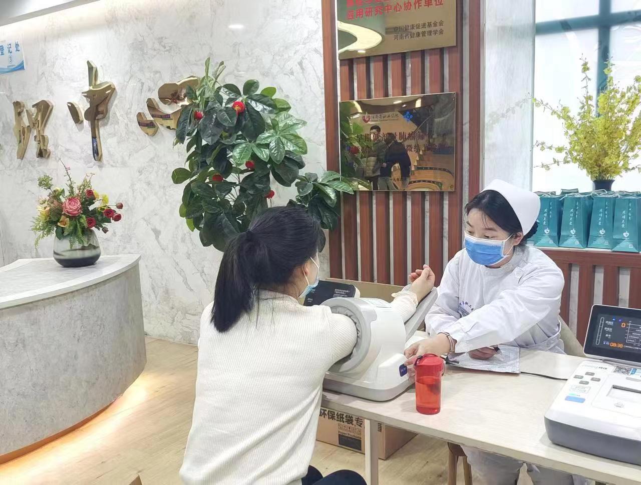 河南省記協(xié)聯(lián)合河南省職工醫(yī)院開展關(guān)愛記者送健康活動(dòng)