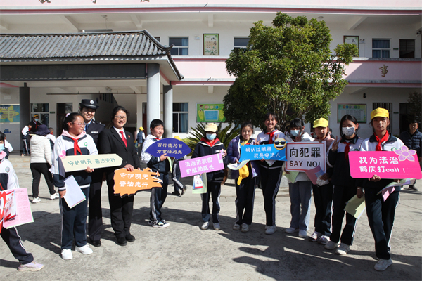 雲(yún)南鶴慶：「行走的法治課」不斷提升各族群眾法治觀