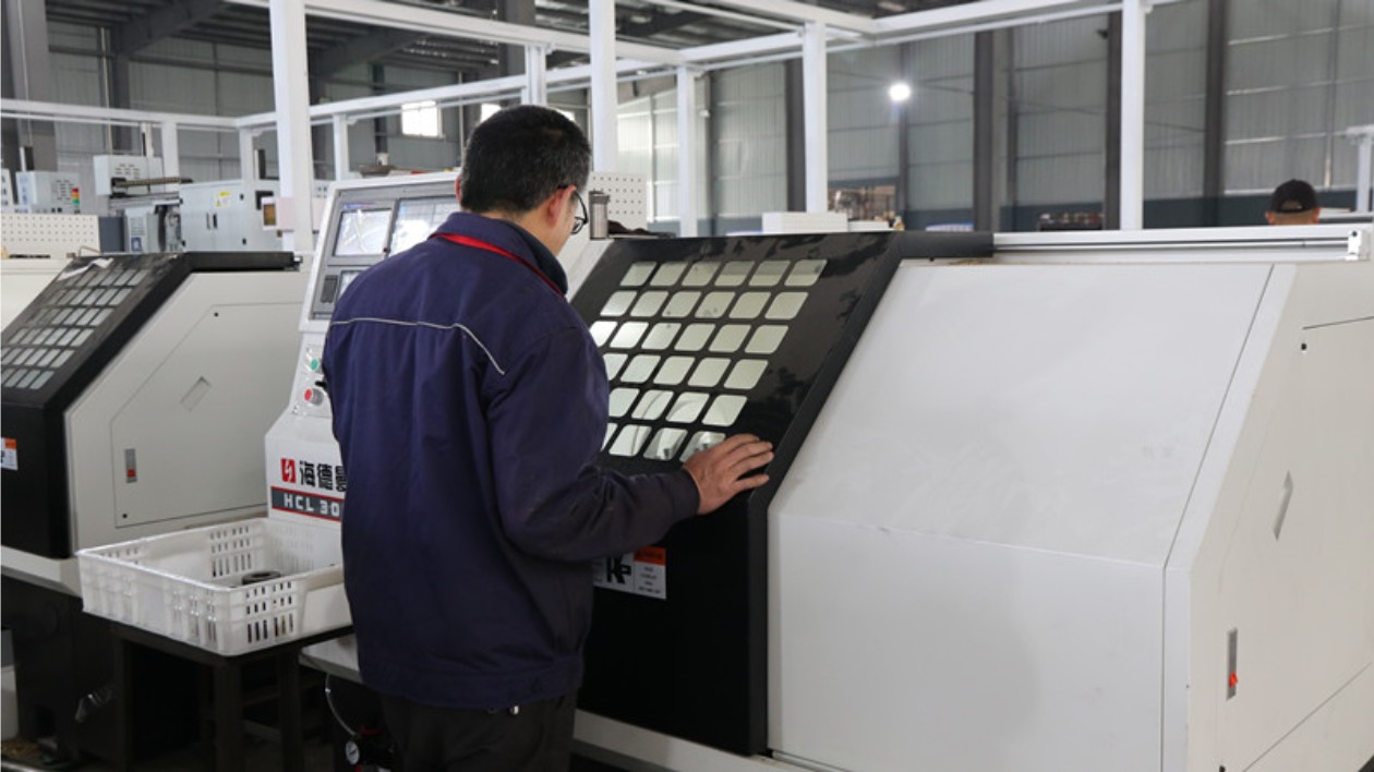 抓生產(chǎn)趕訂單  皖休寧經(jīng)開區(qū)「火力」全開促發(fā)展