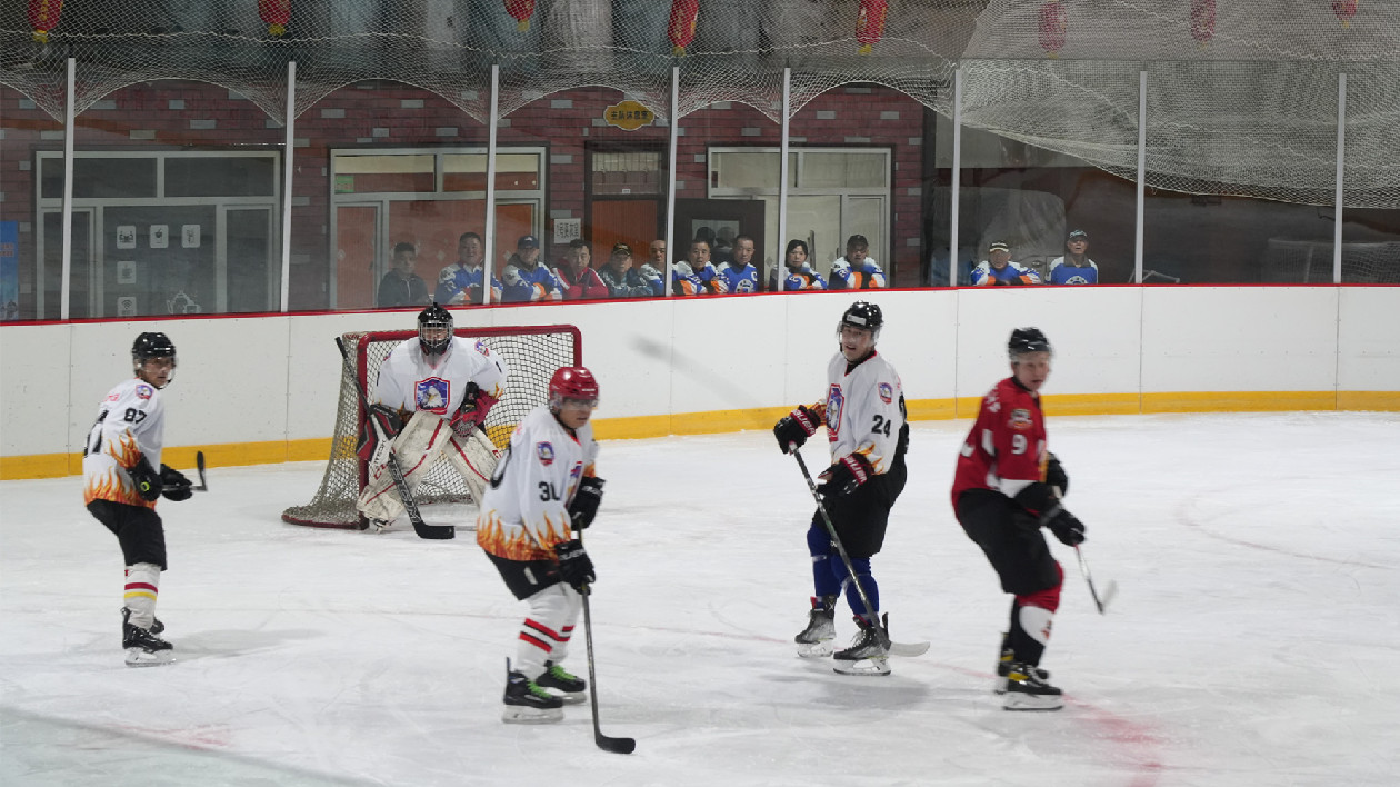哈市平房區(qū)第二屆「金鷹杯」職工冰球邀請賽隆重開幕