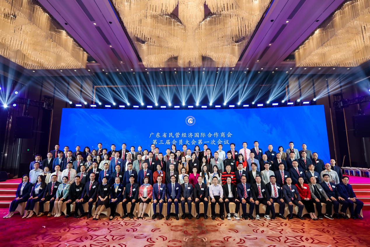 凝聚行業(yè)精英 共策民營(yíng)經(jīng)濟(jì)遠(yuǎn)航——廣東省民營(yíng)經(jīng)濟(jì)商會(huì)十周年慶典盛大舉行