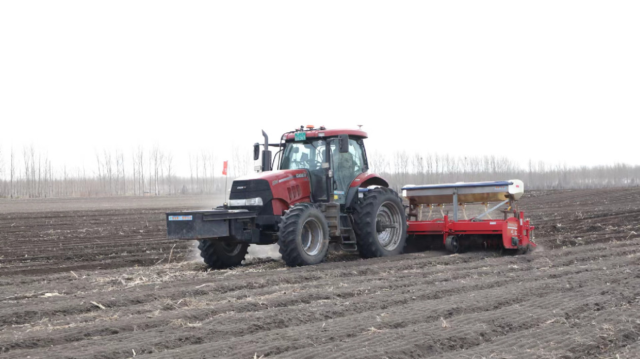 黑龍江依安縣：起壟夾肥建基地 春耕備耕正當(dāng)時(shí)