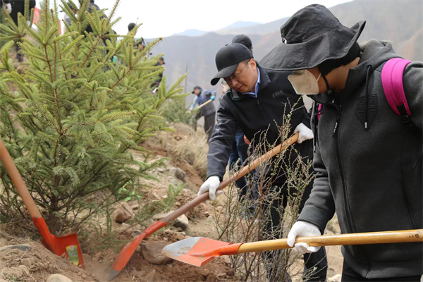 甘肅甘南鋪高質(zhì)量發(fā)展鮮明底色：逾6000名干群大夏河畔播綠